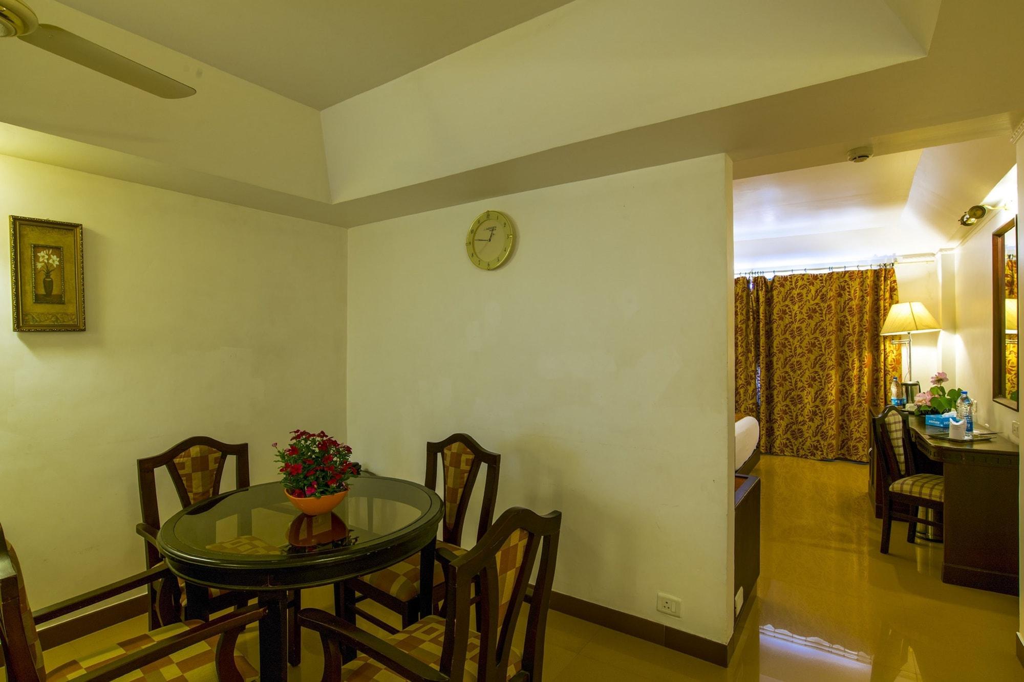 Golf View Hotels & Suites Nedumbassery Exterior photo