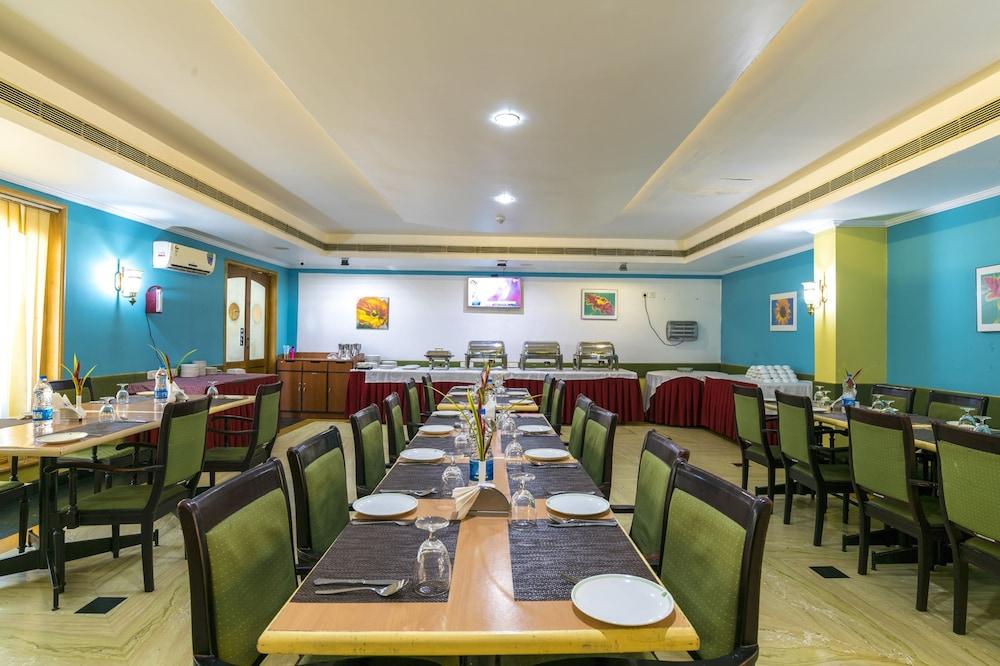 Golf View Hotels & Suites Nedumbassery Exterior photo