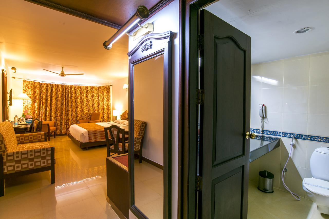 Golf View Hotels & Suites Nedumbassery Exterior photo