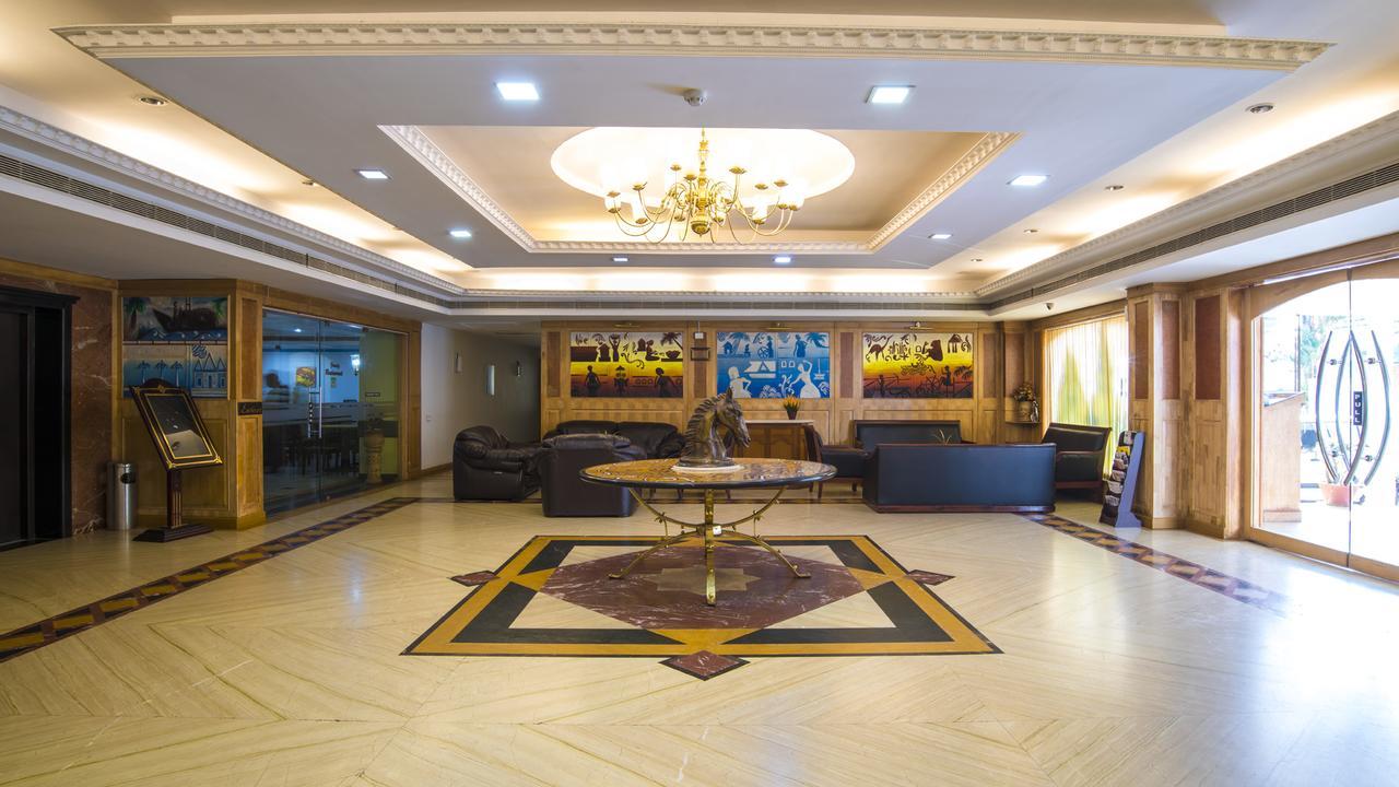 Golf View Hotels & Suites Nedumbassery Exterior photo